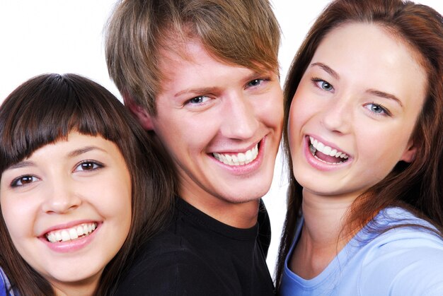 Un ritratto isolato di tre bei adolescenti che ridono
