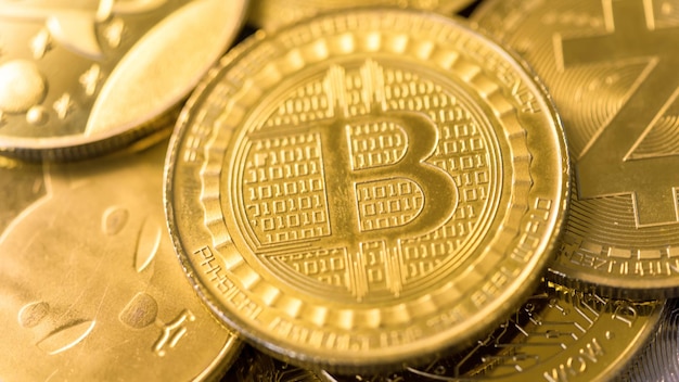 Un sacco di criptovalute fisiche monete d'oro Bitcoin in alto