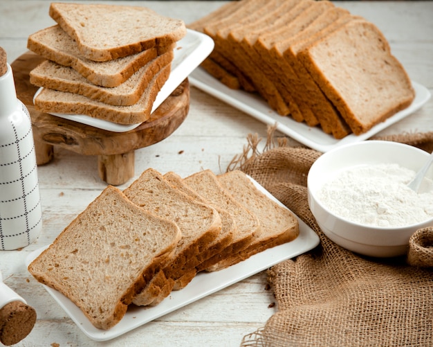 Un sacco di pane a fette sul tavolo