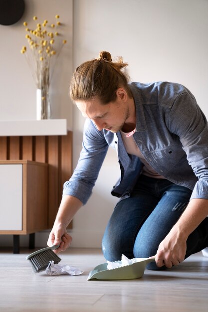 Un servo che fa le faccende domestiche