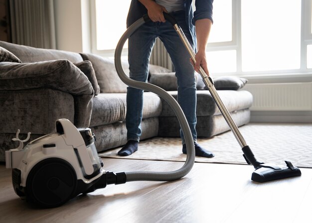 Un servo che fa le faccende domestiche