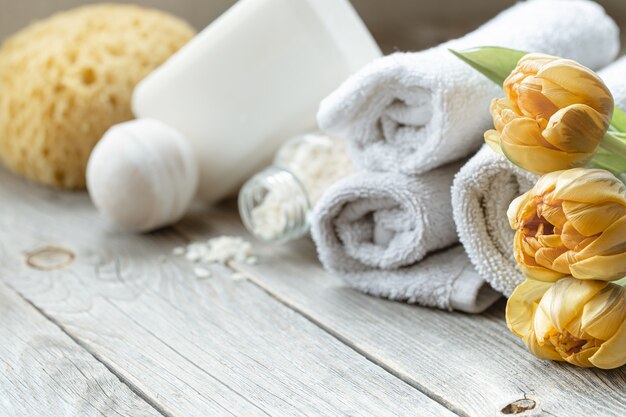 Un set di accessori da bagno su una superficie di legno. Concetto di salute e bellezza.