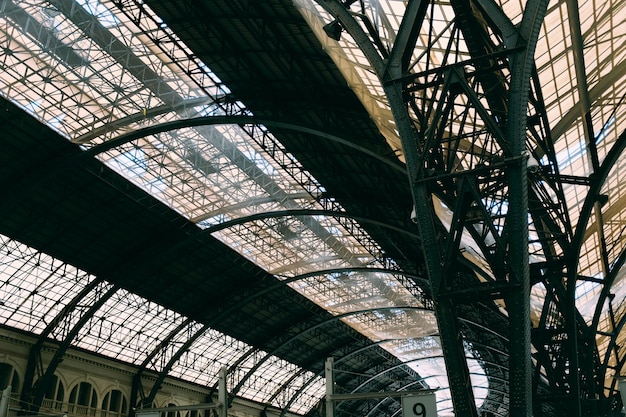 Un soffitto di vetro con motivi interessanti all'interno di un edificio