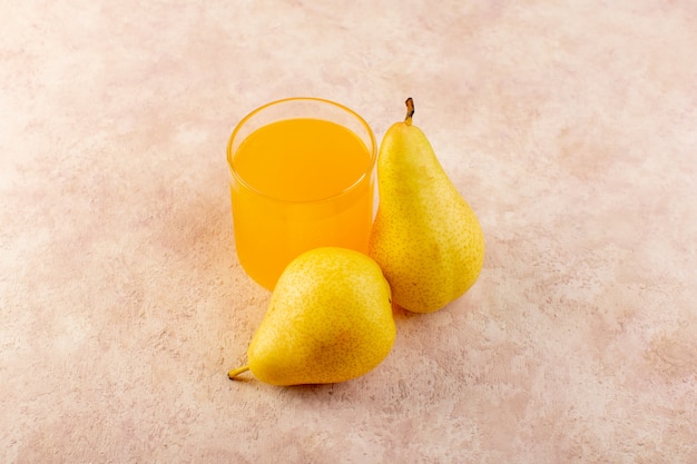 Un succo d'arancia vista dall'alto all'interno di un piccolo bicchiere insieme alle pere sullo sfondo rosa bere frutta