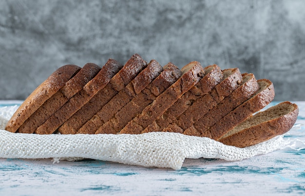 Un tagliere di legno con fette di pane.