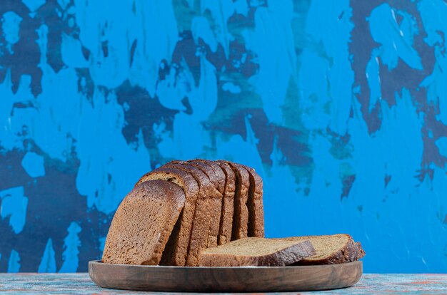 Un tagliere di legno con fette di pane.