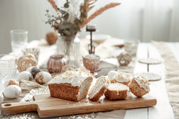 Un tavolo festivo con una splendida cornice e torta pasquale appena sfornata.