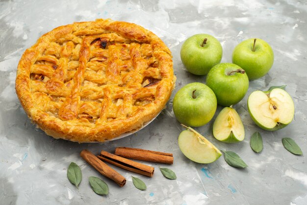 Un tondo di torta di mele con vista dall'alto formato delizioso con mele fresche sulla frutta biscotto torta bianca scrivania