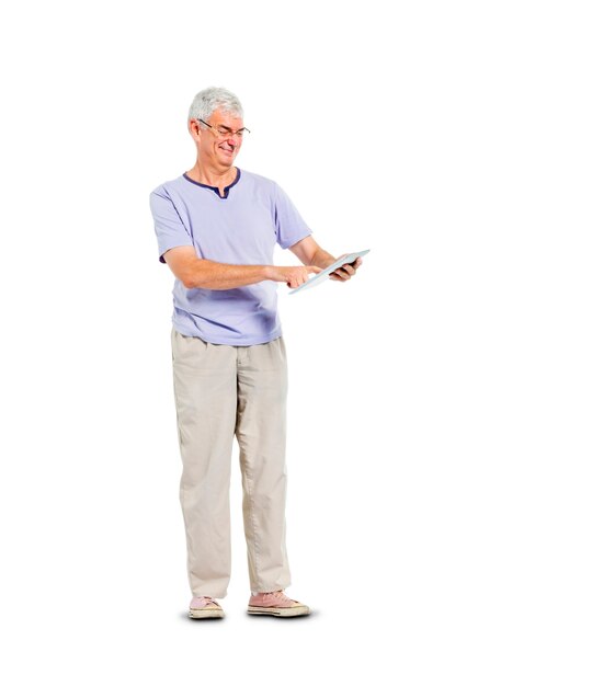 Un uomo adulto maturo casuale che utilizza la sua compressa digitale mentre stando