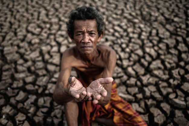 Un uomo anziano era seduto a chiedere pioggia durante la stagione secca, il riscaldamento globale