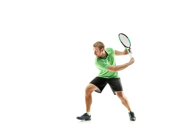 Un uomo caucasico che gioca a tennis isolato su bianco