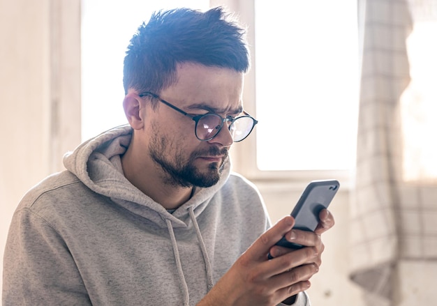 Un uomo con gli occhiali utilizza uno spazio di copia per smartphone