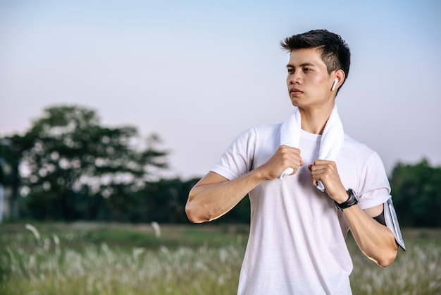 Un uomo con una camicia bianca si alzò e si portò un fazzoletto sul collo per asciugarsi il viso.