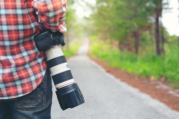 Un uomo con una macchina fotografica Giornata mondiale del fotografo.