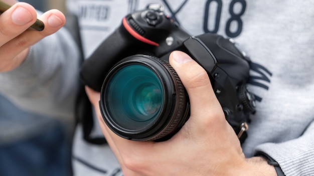 Un uomo con una macchina fotografica vicino al petto