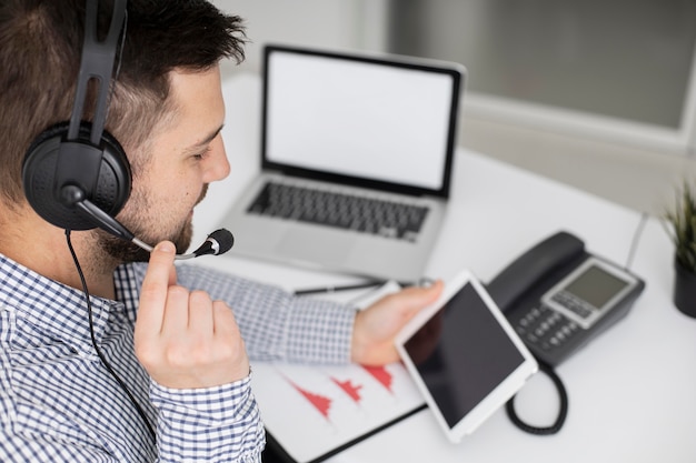 Un uomo d'affari al telefono.