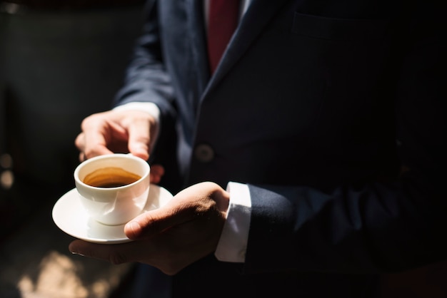 Un uomo d&#39;affari con caffè