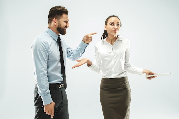 Un uomo d'affari mostra il portatile al suo collega in ufficio