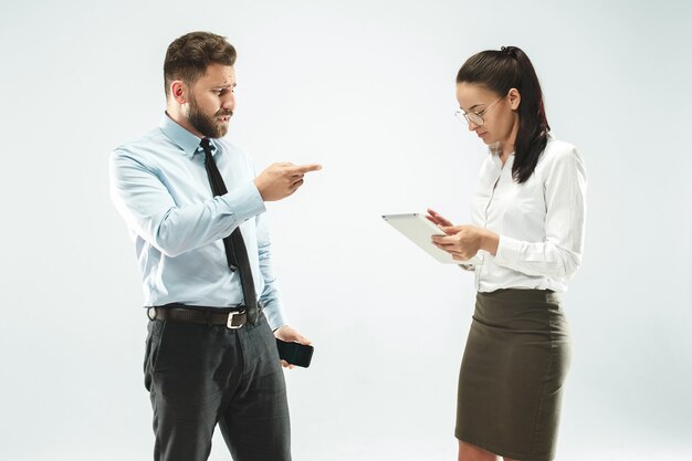 Un uomo d'affari mostra il portatile al suo collega in ufficio.