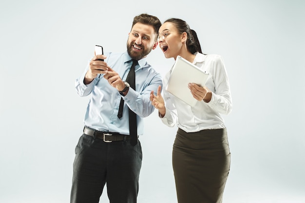 Un uomo d'affari mostra il portatile al suo collega in ufficio.