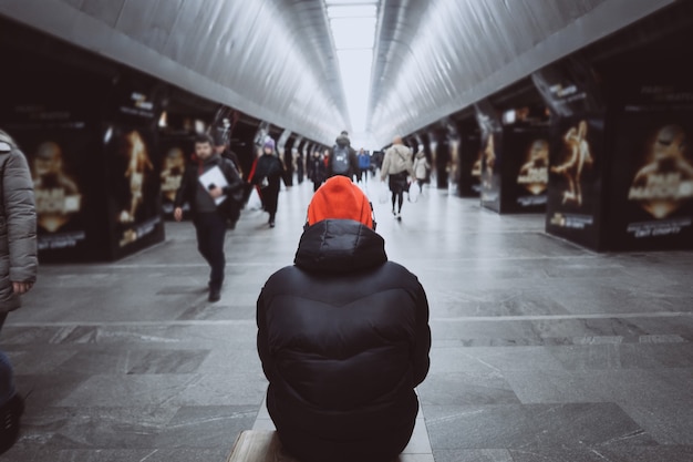 Un uomo da dietro nella metropolitana. Persone in metropolitana