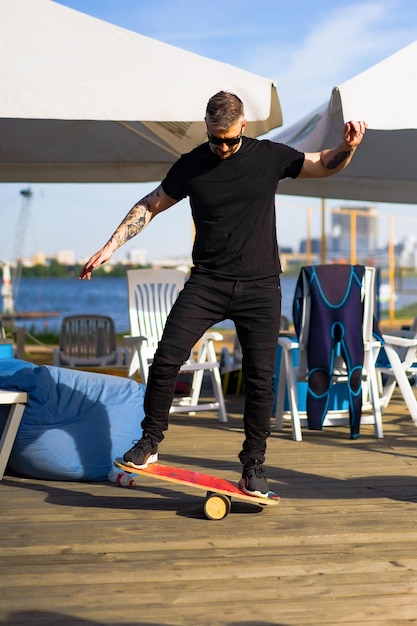 Un uomo è in equilibrio su una tavola di equilibrio