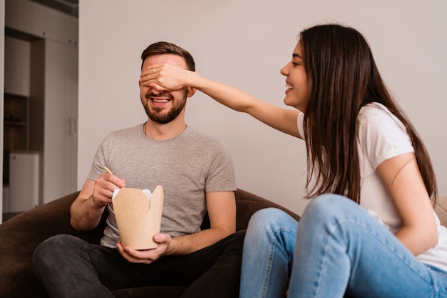 Un uomo e una donna allegri trascorrono del buon tempo insieme a casa