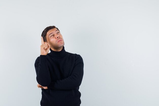 Un uomo espressivo posa in studio