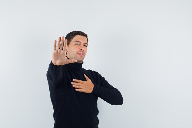 Un uomo espressivo posa in studio