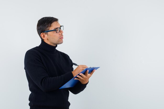 Un uomo espressivo posa in studio