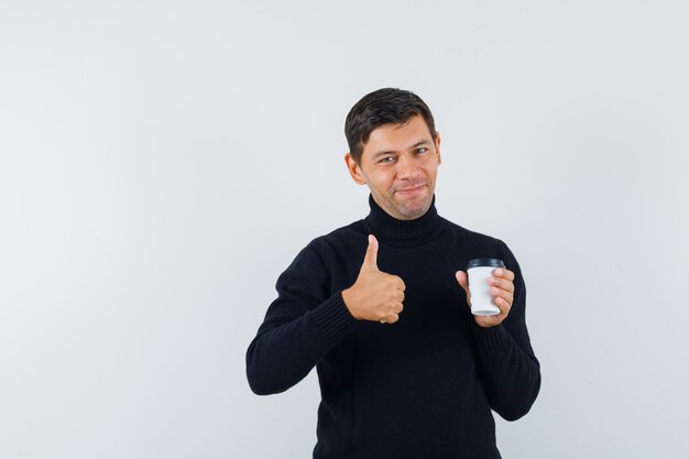 Un uomo espressivo posa in studio