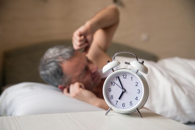 Un uomo furioso riluttante a svegliarsi la mattina. Uomo arrabbiato