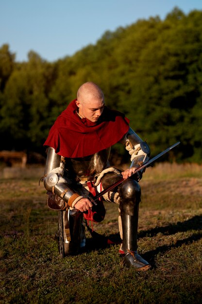 Un uomo in piena ripresa che si fa passare per un soldato medievale.
