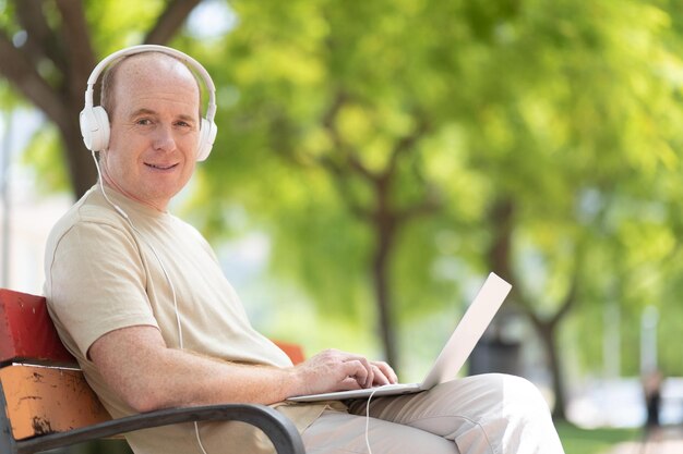 un uomo lavora su un laptop nel parco