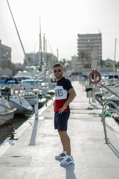 un uomo nel porto che prepara lo yacht per il viaggio