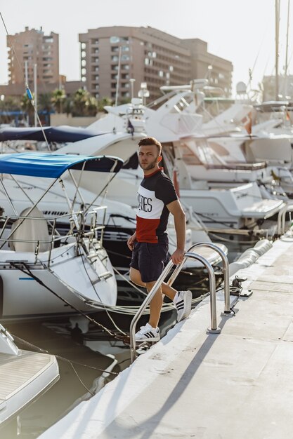 un uomo nel porto che prepara lo yacht per il viaggio