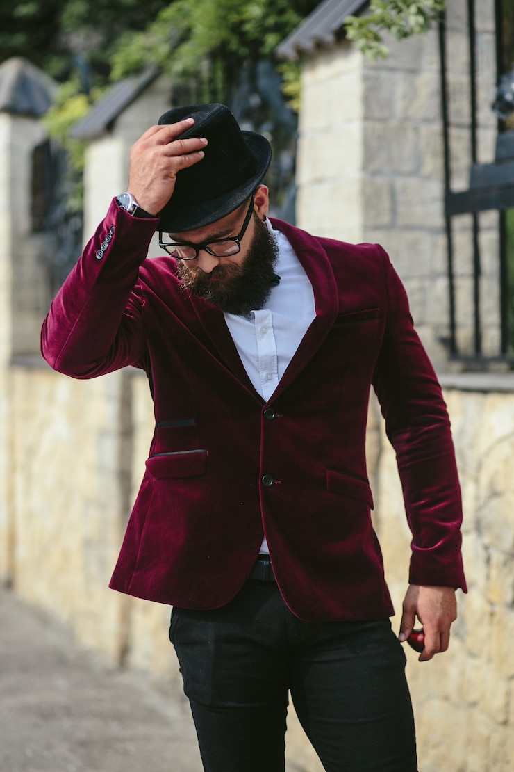 Foto gratuito un uomo ricco con la barba, che pensa agli affari