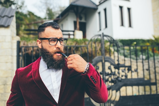 Un uomo ricco con la barba, che pensa agli affari