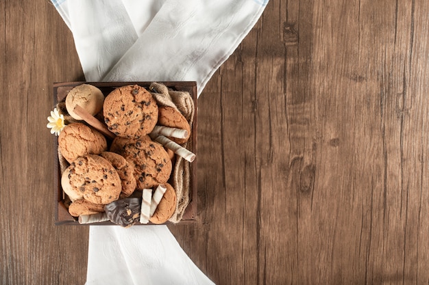 Un vassoio di legno di biscotti