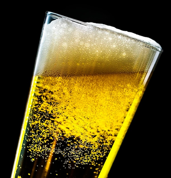 Un vetro della macrofotografia della birra fredda