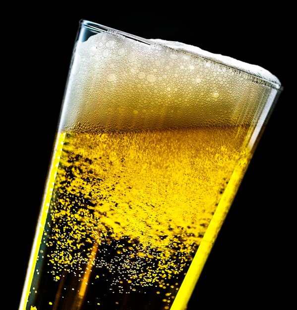 Un vetro della macrofotografia della birra fredda