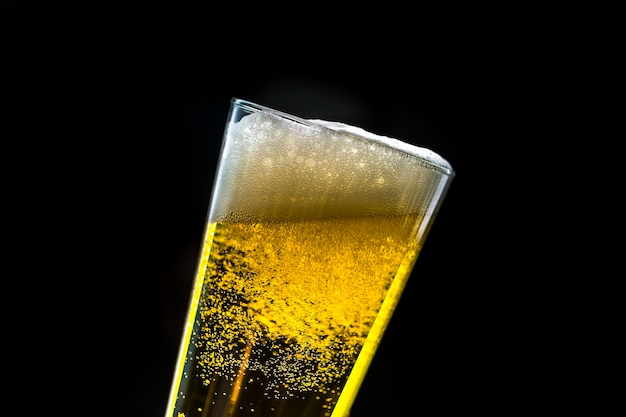 Un vetro della macrofotografia della birra fredda