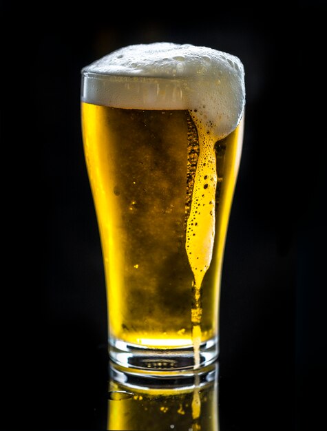 Un vetro della macrofotografia della birra fredda