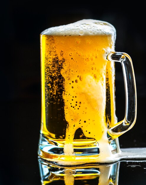 Un vetro della macrofotografia della birra fredda