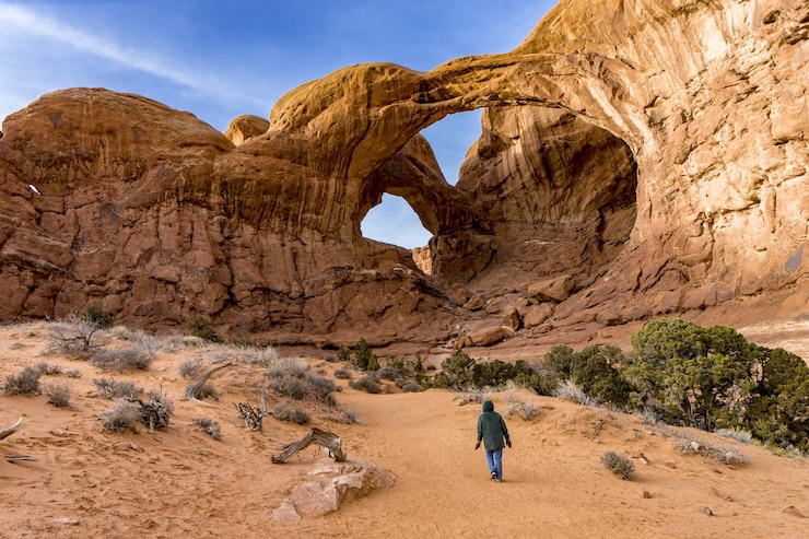 Foto gratuito un visitatore che si avvicina al doppio arco