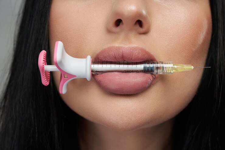 Foto gratuito un viso femminile bellissimo irriconoscibile con una piccola siringa rosa in bocca close-up di donne attraenti