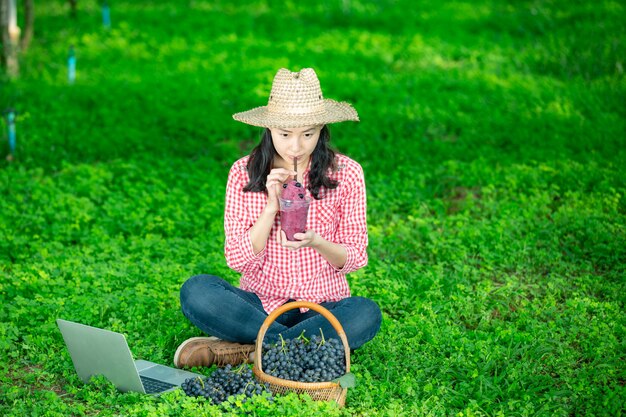 Un viticoltore con succo d&#39;uva appena spremuto