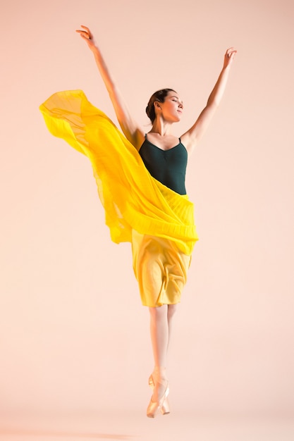 Una ballerina giovane e incredibilmente bella balla in studio