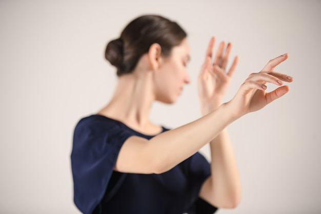 Una ballerina giovane e incredibilmente bella balla in studio