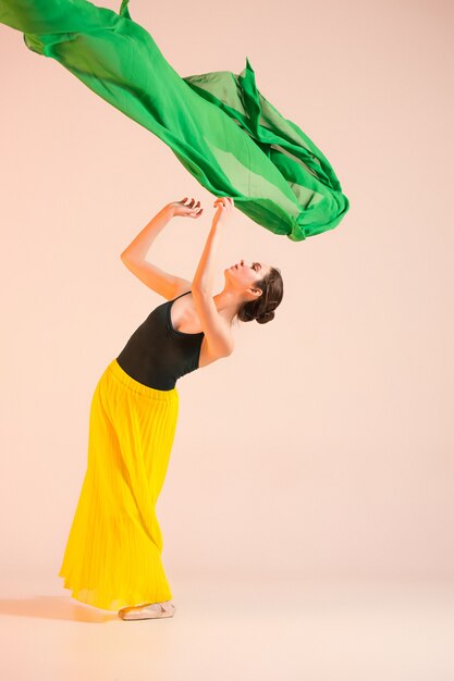 Una ballerina giovane e incredibilmente bella balla in studio